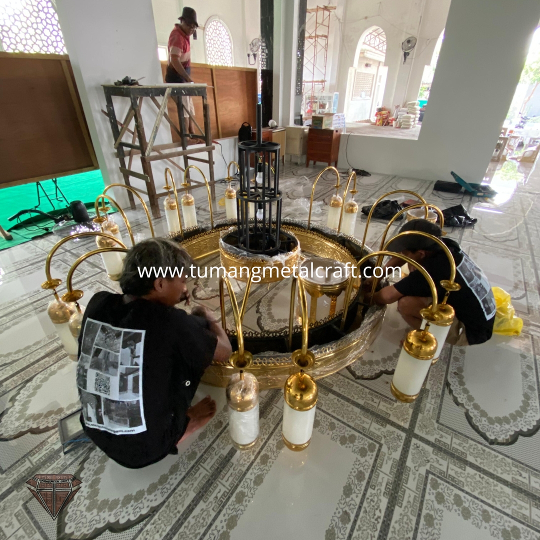 Pemasangan Lampu Gantung Nabawi berukuran diameter 250cm di Kediri