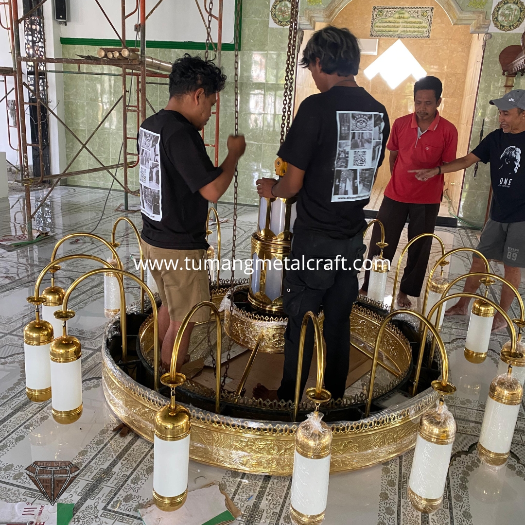 Pemasangan Lampu Gantung Nabawi berukuran diameter 250cm di Kediri